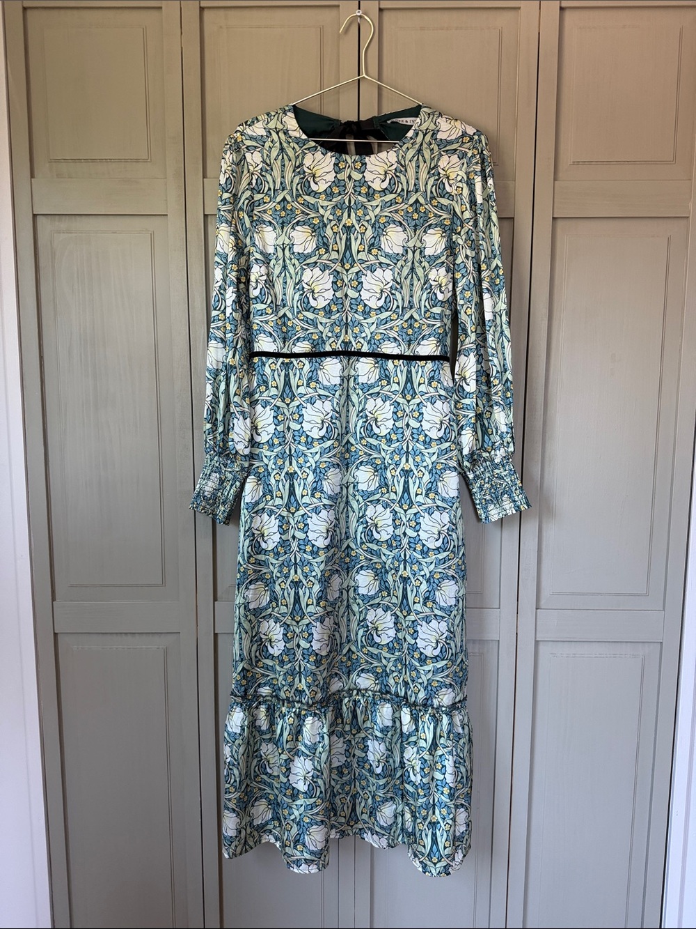 Hope and Ivy Green Floral Long-Sleeve Maxi Dress with Bow Detail - Picture 6 of 7
